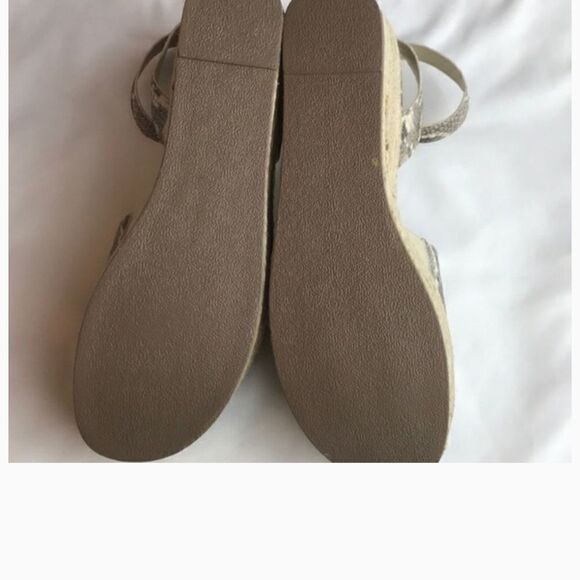 STEVE MADDEN CROC MOTIF PLATFORM SANDALS.… - Picture 7 of 8